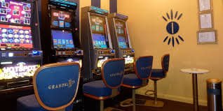 Warning signs and support resources for responsible live casino entertainment